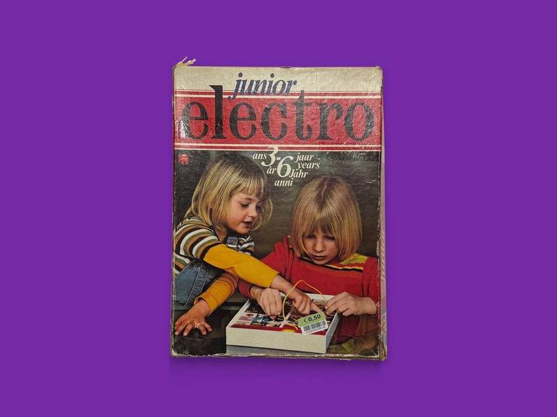 Junior Electro 3–6 jaar photographed on Bruno's purple Applied Games background