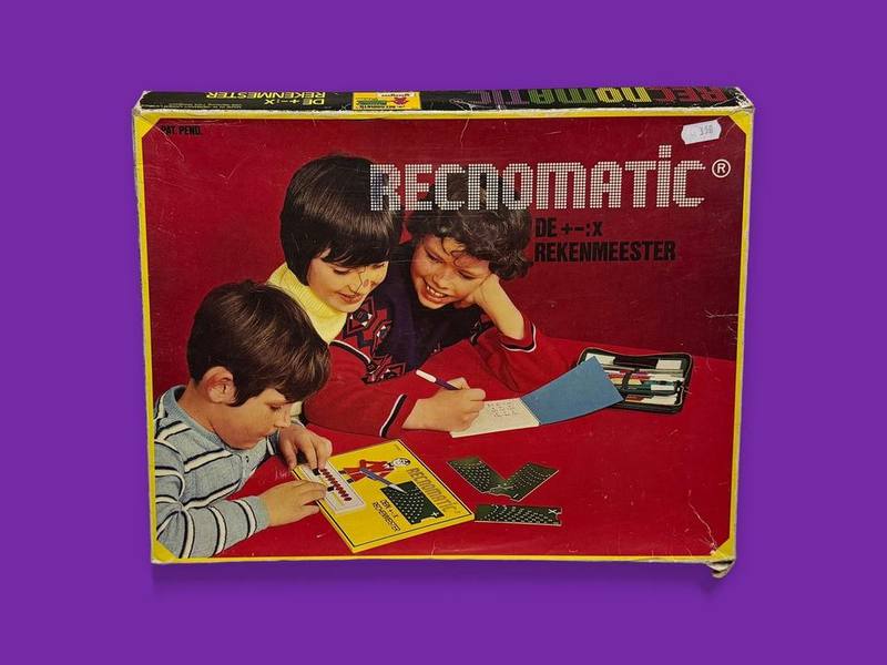 Reconomatic: De rekenmeester photographed on Bruno's purple Applied Games background