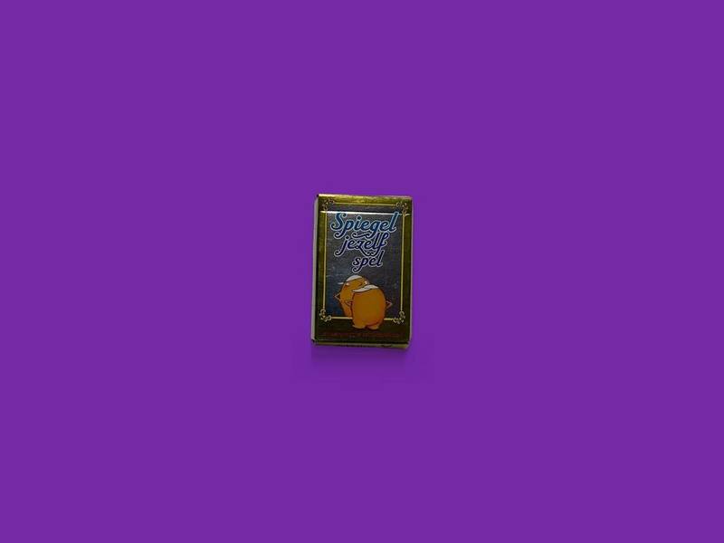 Spiegel jezelf spel photographed on Bruno's purple Applied Games background
