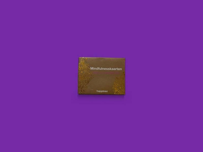 Mindfulnesskaarten photographed on Bruno's purple Applied Games background