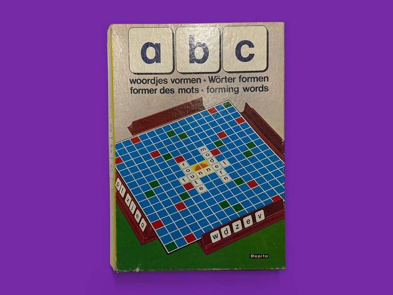 abc — woordjes vormen / Wörter formen / former des mots / forming words photographed on Bruno's purple Applied Games background