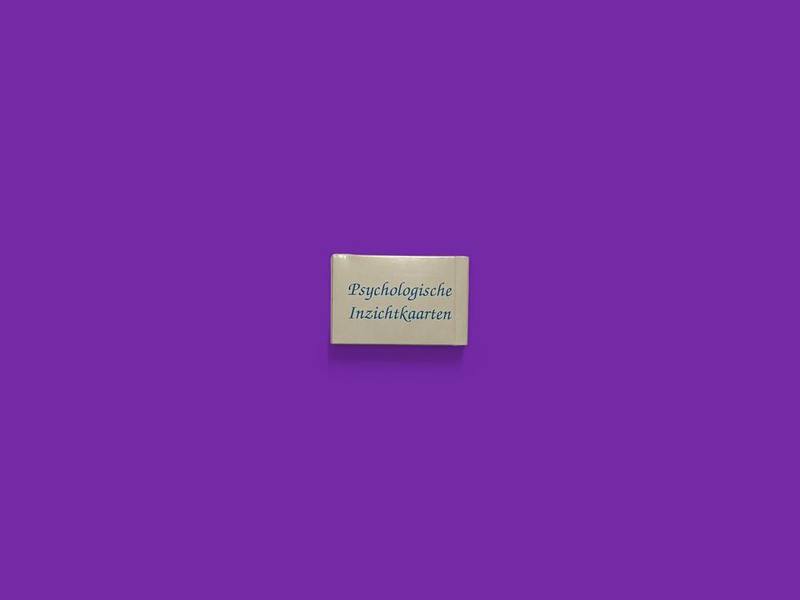 Psychologische Inzichtkaarten photographed on Bruno's purple Applied Games background