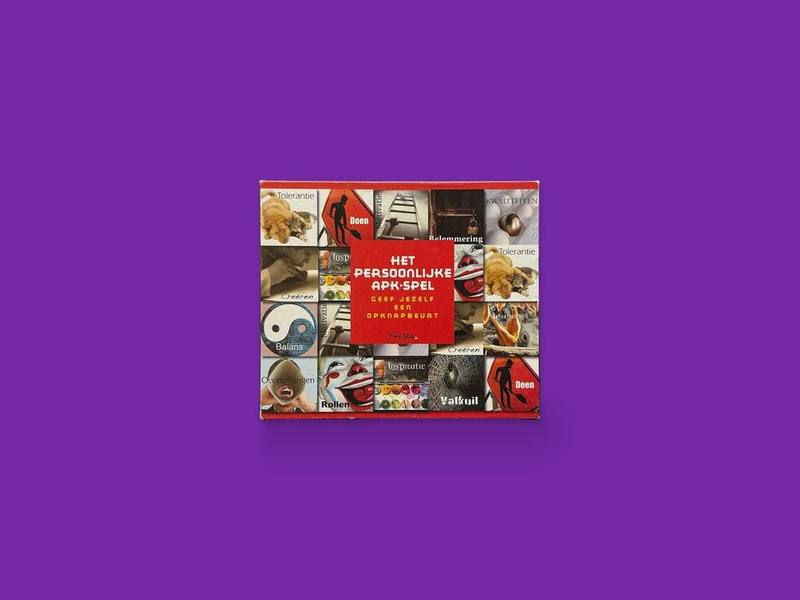 Het persoonlijke APK-spel photographed on Bruno's purple Applied Games background