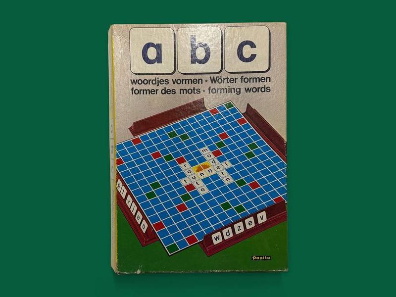abc — woordjes vormen / Wörter formen / former des mots / forming words photographed on Bruno's green Board Games background before its Applied Games reclassification